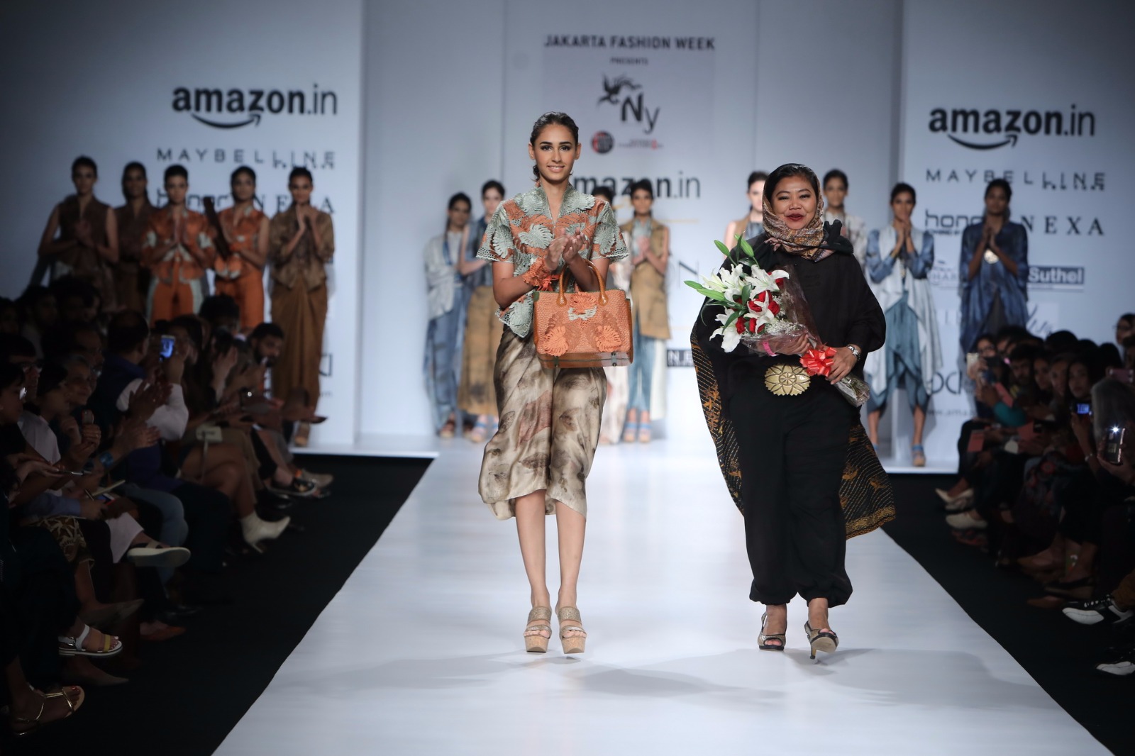 http://www.talksassy.com/wp-content/uploads/2017/03/Amazon-India-Fashion-Week-Autumn-Winter-2017-18.jpg