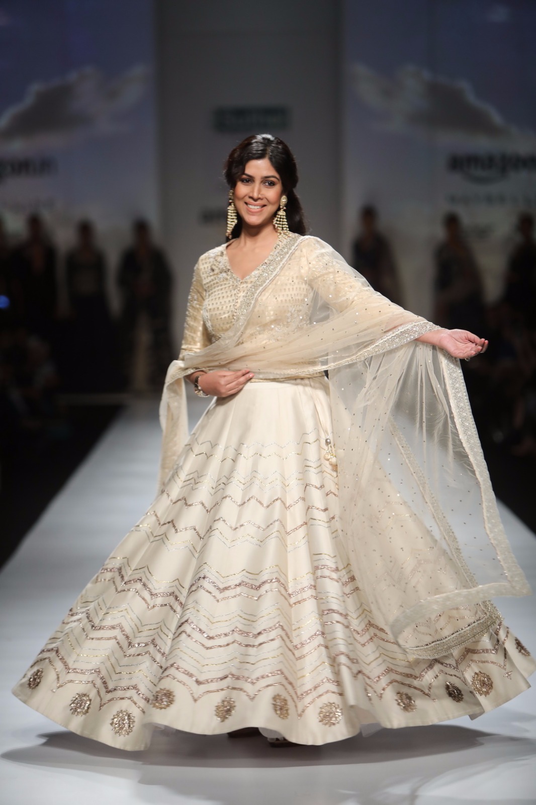 http://www.talksassy.com/wp-content/uploads/2017/03/Amazon-India-Fashion-Week-Autumn-Winter-2017-26.jpg