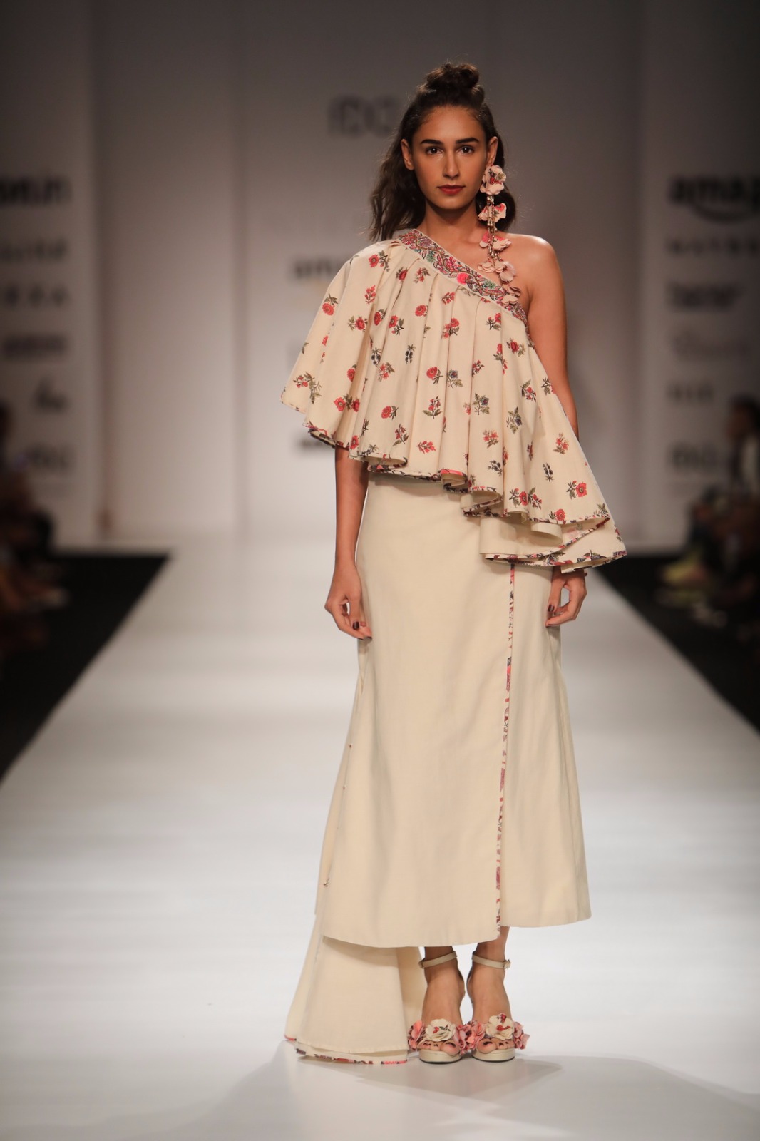 http://www.talksassy.com/wp-content/uploads/2017/03/Amazon-India-Fashion-Week-Autumn-Winter-2017-28.jpg