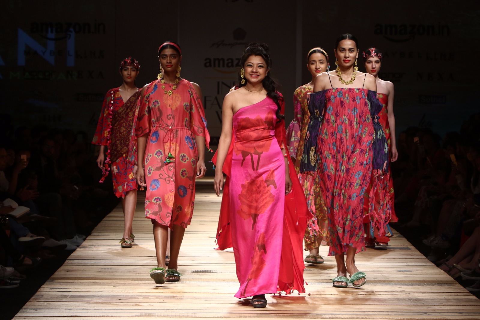 http://www.talksassy.com/wp-content/uploads/2017/03/Amazon-India-Fashion-Week-Autumn-Winter-2017-32.jpg