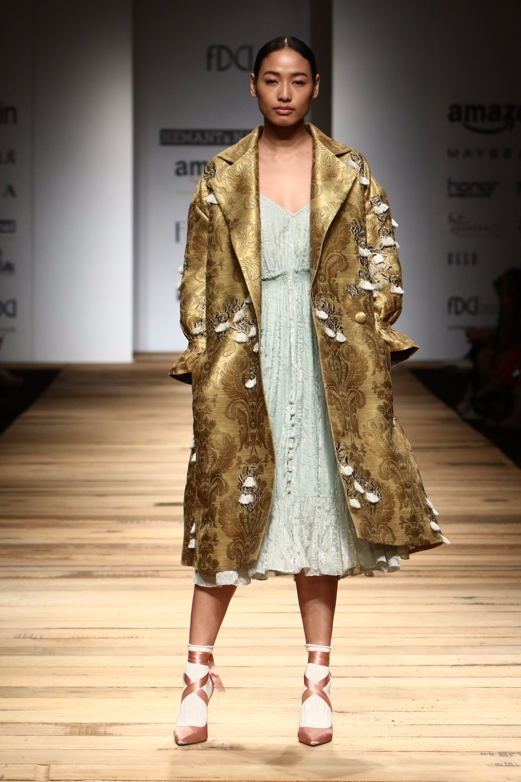 http://www.talksassy.com/wp-content/uploads/2017/03/Amazon-India-Fashion-Week-Autumn-Winter-2017-44.jpg